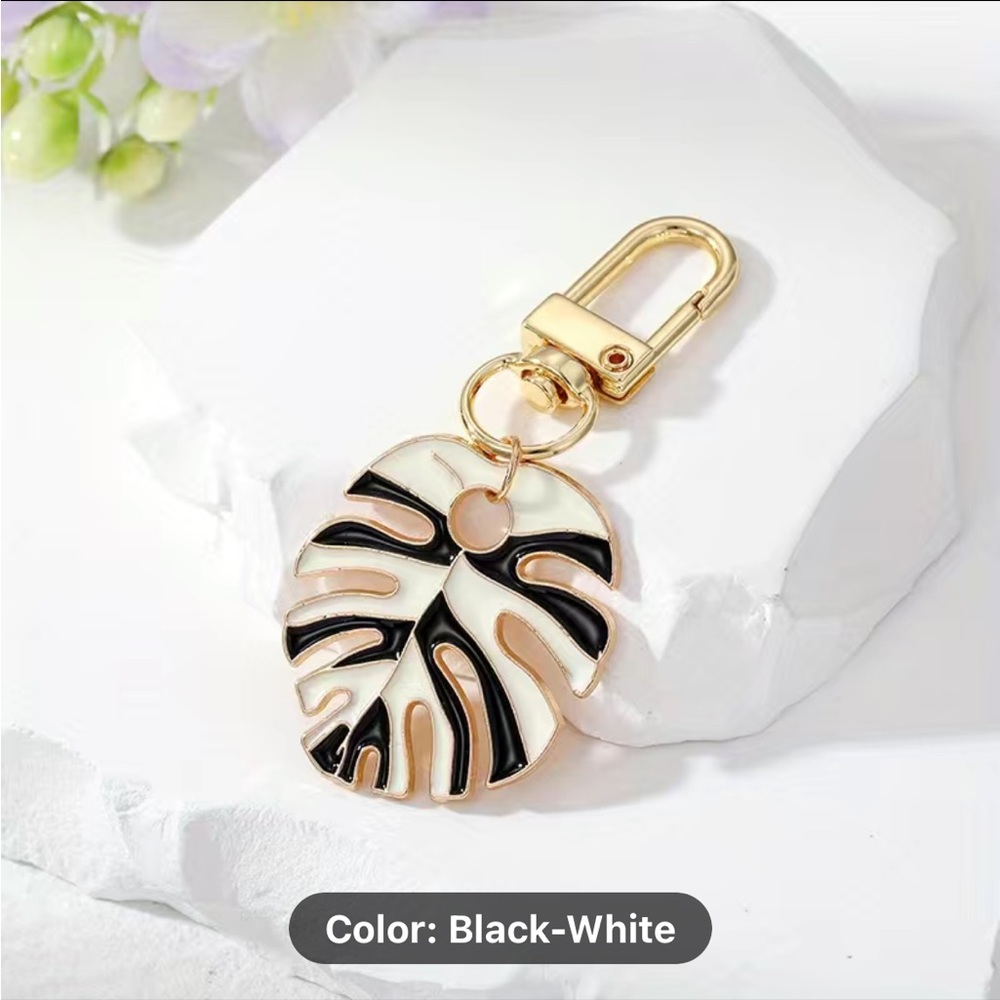 🎯10/10.00 ** NWT- Black and White Monstera keyring